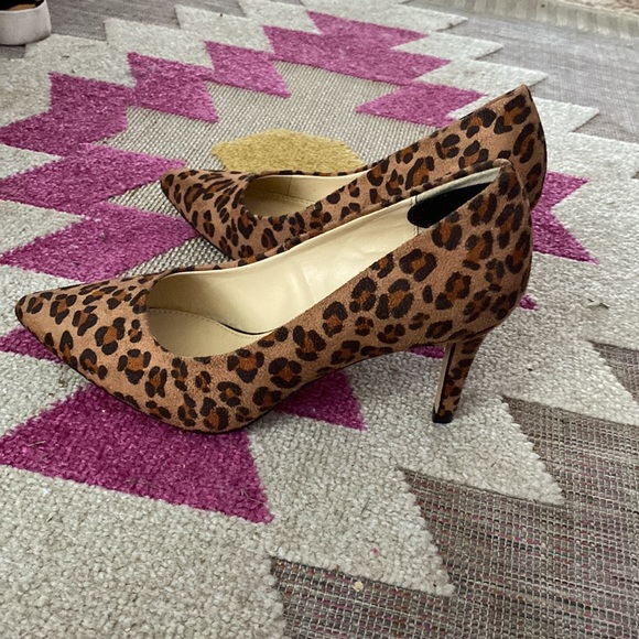 Size 6 Leopard heels - Picture 3 of 3